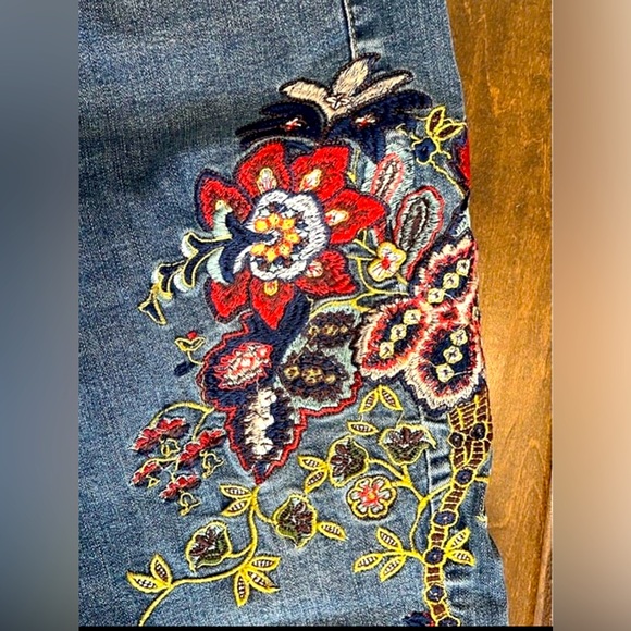 🚩Embroidered Floral Jeans! - Picture 2 of 12